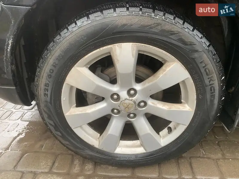 Внедорожник / Кроссовер Mitsubishi Outlander 2012 в 