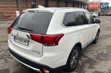 Позашляховик / Кросовер Mitsubishi Outlander 2016 в Одесі