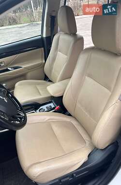 Позашляховик / Кросовер Mitsubishi Outlander 2016 в Одесі