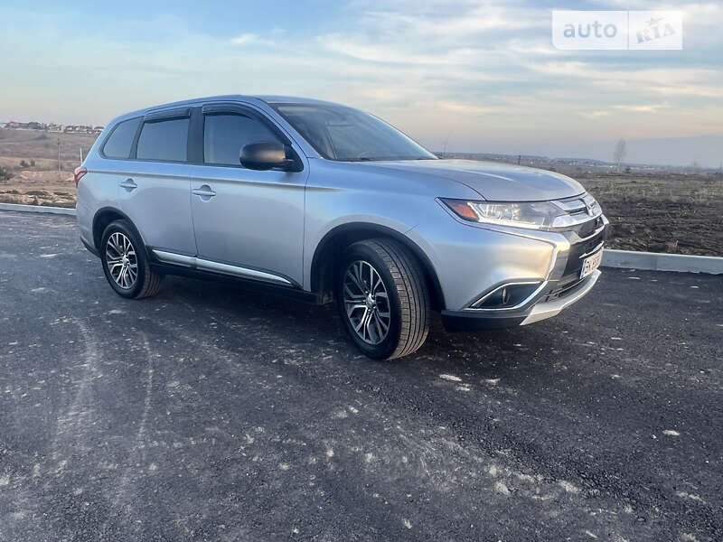 Внедорожник / Кроссовер Mitsubishi Outlander 2017 в Ровно