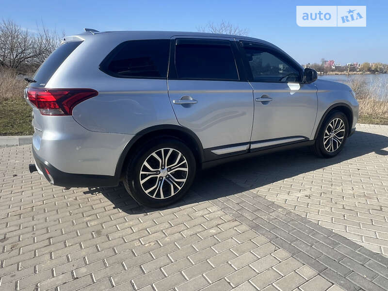 Внедорожник / Кроссовер Mitsubishi Outlander 2017 в Ровно