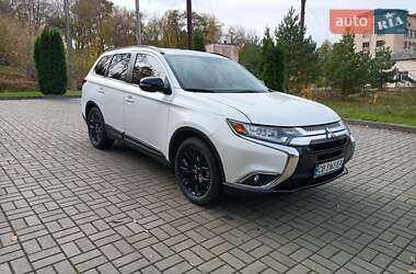 Позашляховик / Кросовер Mitsubishi Outlander 2018 в 