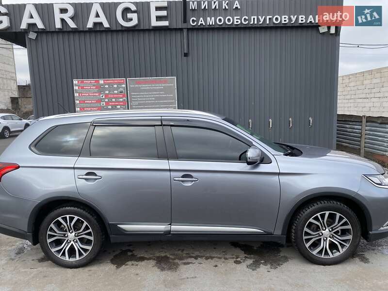 Позашляховик / Кросовер Mitsubishi Outlander 2016 в Добропіллі