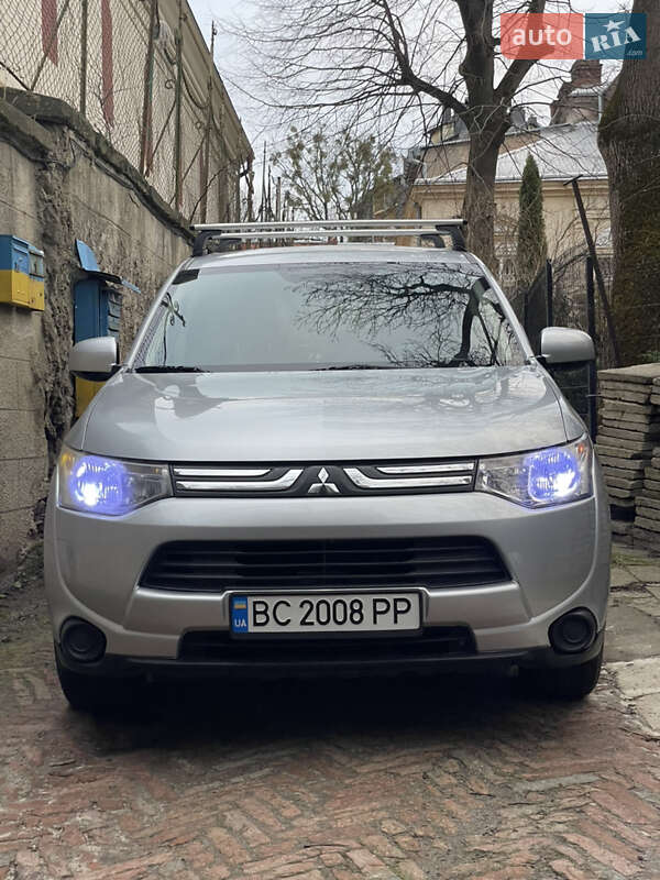 Внедорожник / Кроссовер Mitsubishi Outlander 2013 в Львове