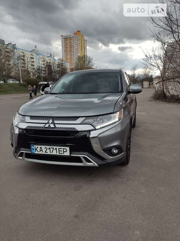 Внедорожник / Кроссовер Mitsubishi Outlander 2019 в Киеве