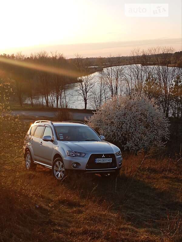 Внедорожник / Кроссовер Mitsubishi Outlander 2013 в Житомире