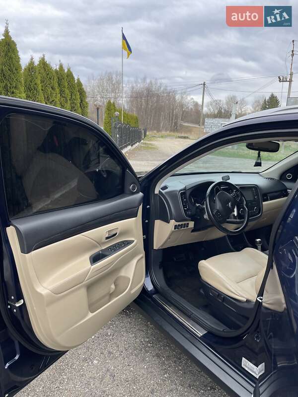 Позашляховик / Кросовер Mitsubishi Outlander 2015 в Трускавці