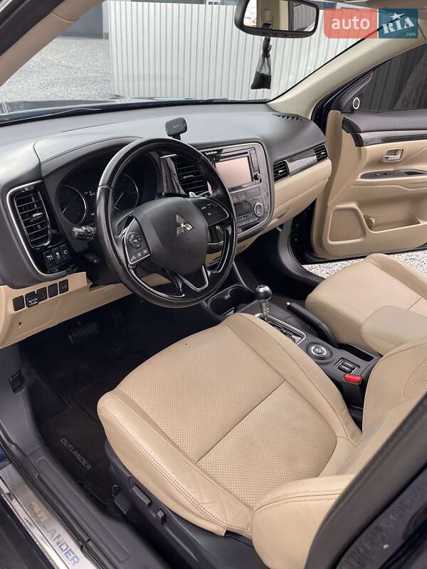 Позашляховик / Кросовер Mitsubishi Outlander 2015 в Трускавці