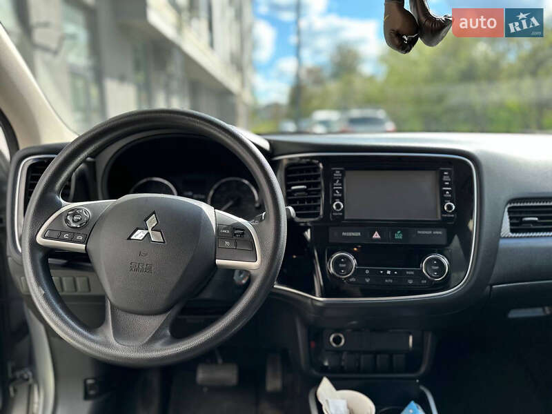 Позашляховик / Кросовер Mitsubishi Outlander 2018 в Львові