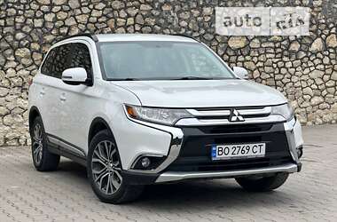 Позашляховик / Кросовер Mitsubishi Outlander 2016 в Волочиську