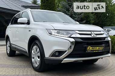 Позашляховик / Кросовер Mitsubishi Outlander 2017 в Львові