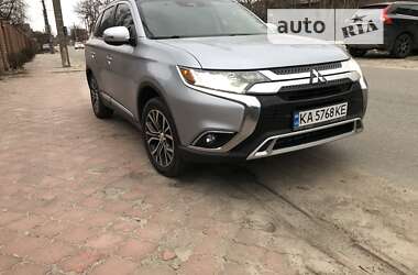 Внедорожник / Кроссовер Mitsubishi Outlander 2016 в Киеве