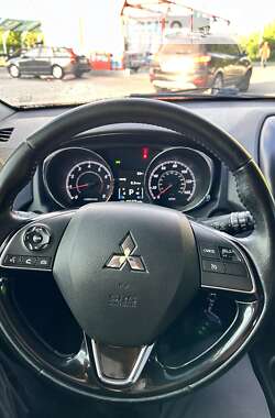 Позашляховик / Кросовер Mitsubishi Outlander 2016 в Житомирі