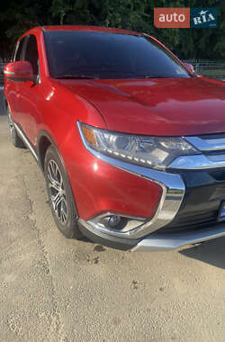 Позашляховик / Кросовер Mitsubishi Outlander 2015 в 