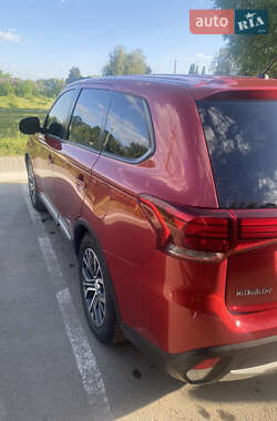 Позашляховик / Кросовер Mitsubishi Outlander 2015 в 