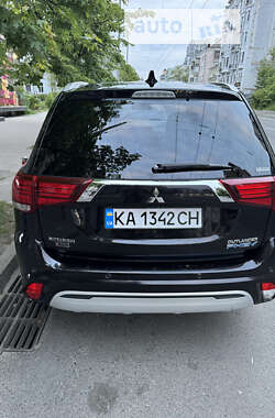 Внедорожник / Кроссовер Mitsubishi Outlander 2018 в 