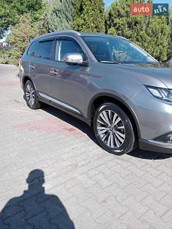 Позашляховик / Кросовер Mitsubishi Outlander 2021 в Івано-Франківську
