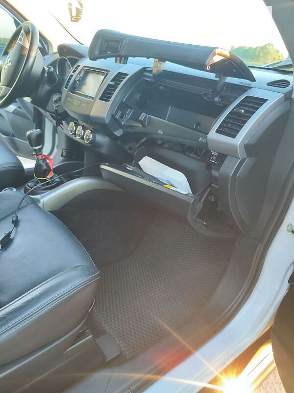 Внедорожник / Кроссовер Mitsubishi Outlander 2012 в Нежине