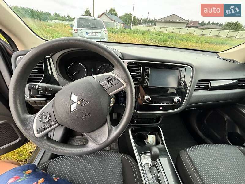 Внедорожник / Кроссовер Mitsubishi Outlander 2020 в Киеве