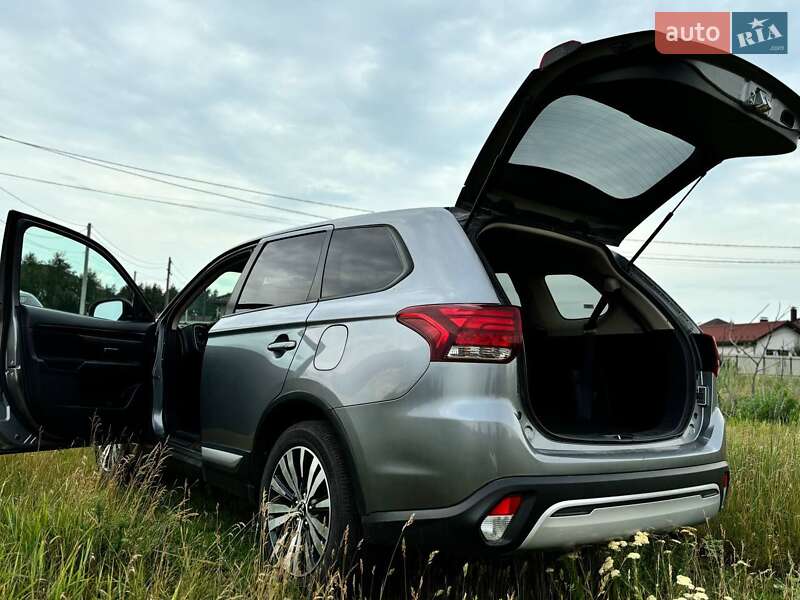 Внедорожник / Кроссовер Mitsubishi Outlander 2020 в Киеве