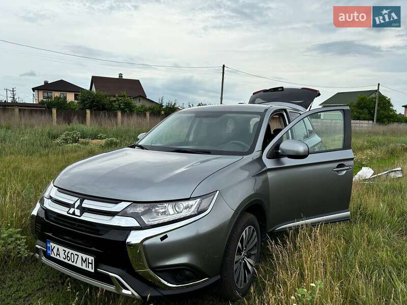 Внедорожник / Кроссовер Mitsubishi Outlander 2020 в Киеве