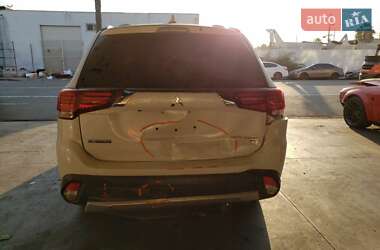 Внедорожник / Кроссовер Mitsubishi Outlander 2017 в 