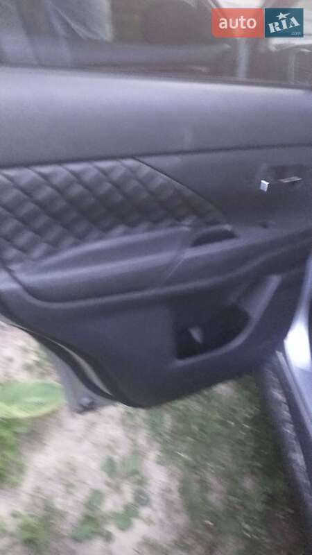 Внедорожник / Кроссовер Mitsubishi Outlander 2013 в Харькове