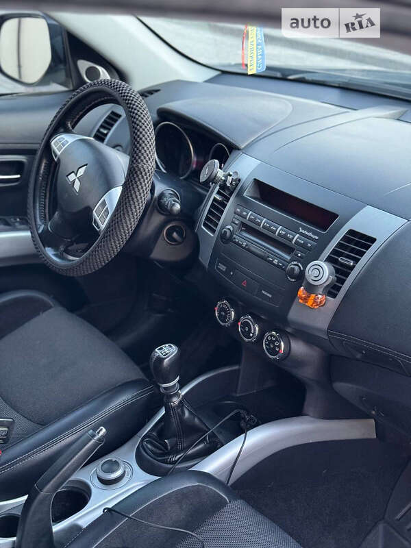 Внедорожник / Кроссовер Mitsubishi Outlander 2011 в Дубно