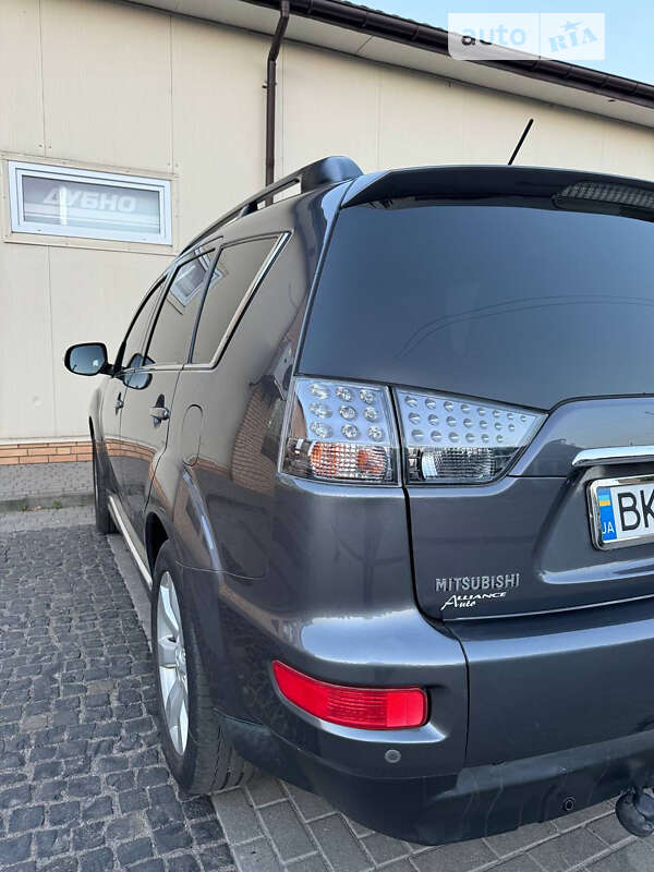 Внедорожник / Кроссовер Mitsubishi Outlander 2011 в Дубно