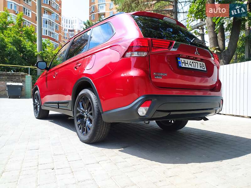 Внедорожник / Кроссовер Mitsubishi Outlander 2017 в Одессе