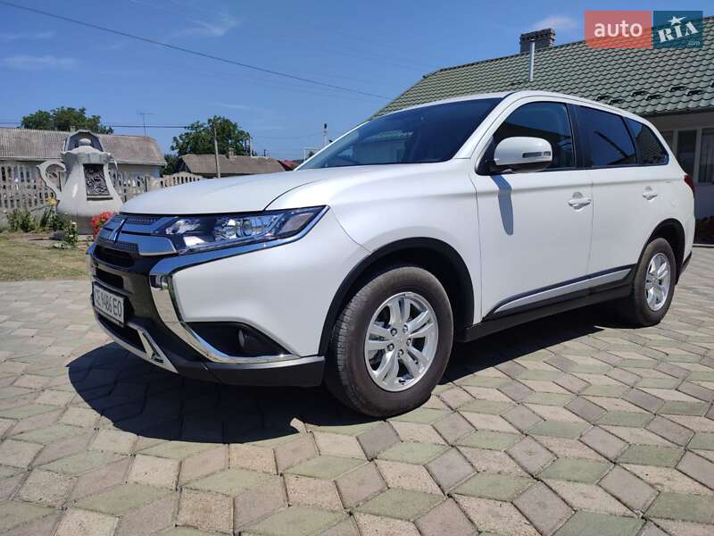 Внедорожник / Кроссовер Mitsubishi Outlander 2021 в Черновцах