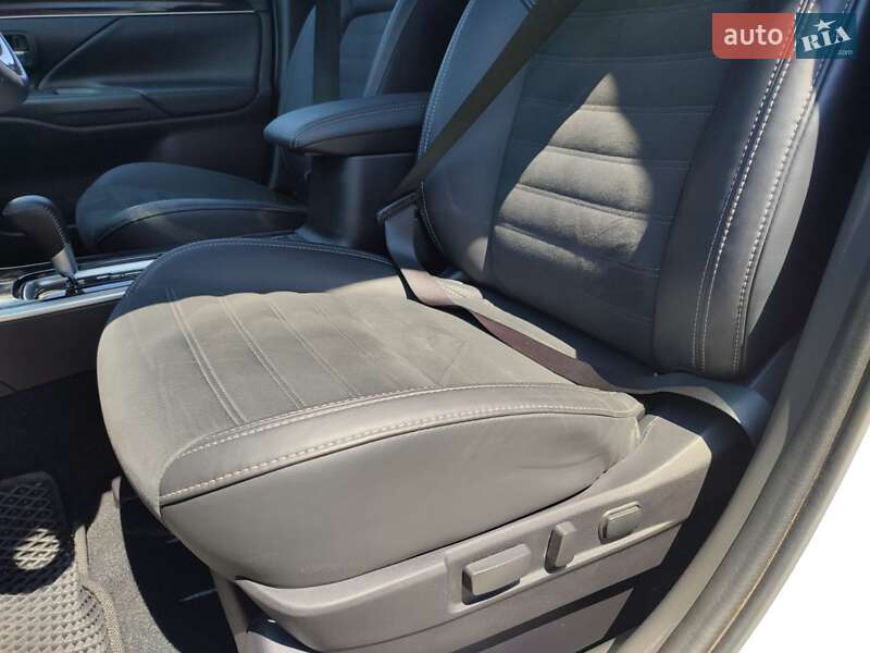 Внедорожник / Кроссовер Mitsubishi Outlander 2021 в Черновцах