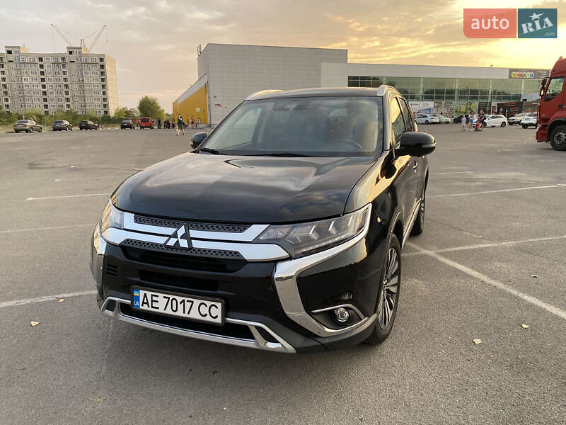 Внедорожник / Кроссовер Mitsubishi Outlander 2020 в Запорожье