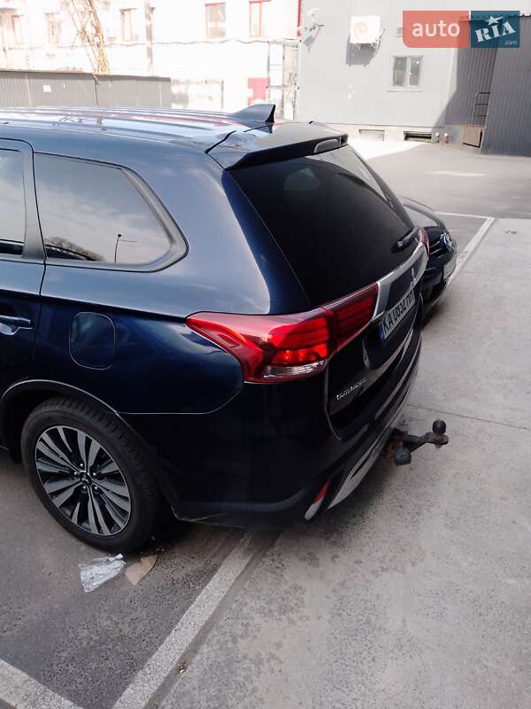 Позашляховик / Кросовер Mitsubishi Outlander 2019 в Києві