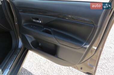 Внедорожник / Кроссовер Mitsubishi Outlander 2015 в 