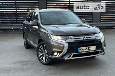 Позашляховик / Кросовер Mitsubishi Outlander 2021 в Києві