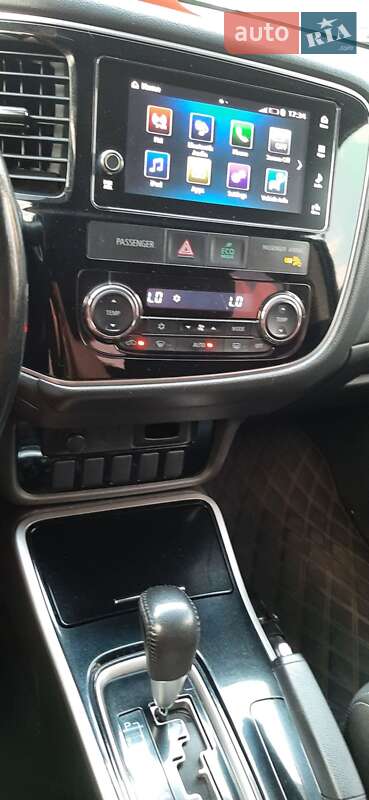 Внедорожник / Кроссовер Mitsubishi Outlander 2017 в Запорожье