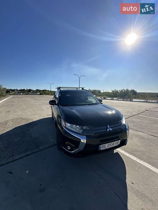 Внедорожник / Кроссовер Mitsubishi Outlander 2017 в Новой Одессе