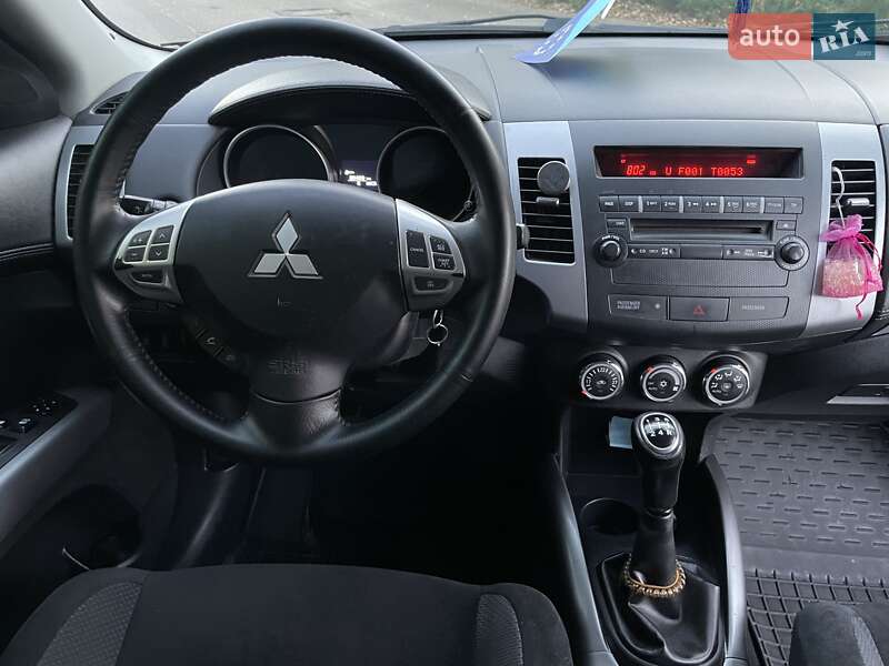 Внедорожник / Кроссовер Mitsubishi Outlander 2012 в 