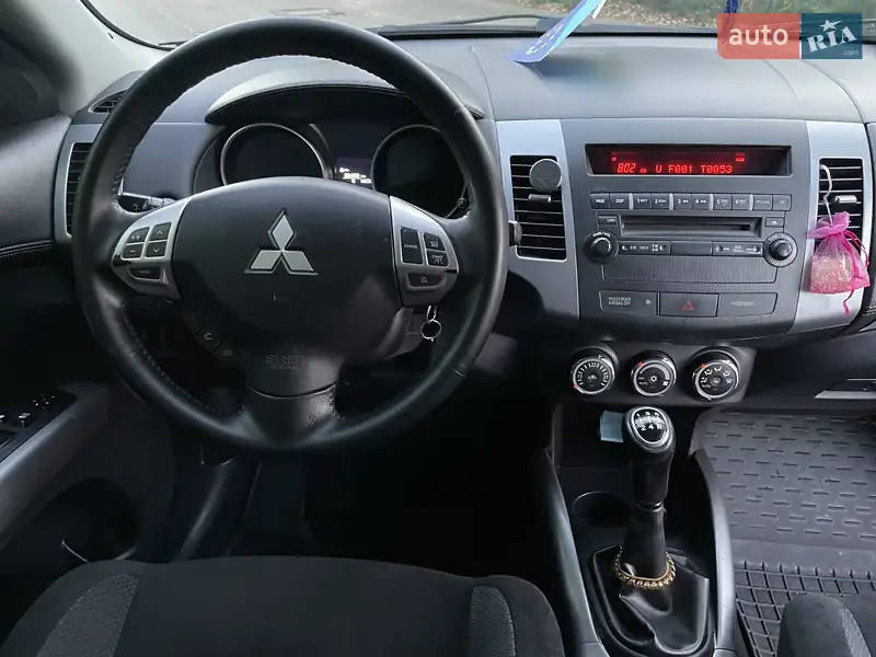 Внедорожник / Кроссовер Mitsubishi Outlander 2012 в 
