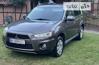 Внедорожник / Кроссовер Mitsubishi Outlander 2011 в Ровно