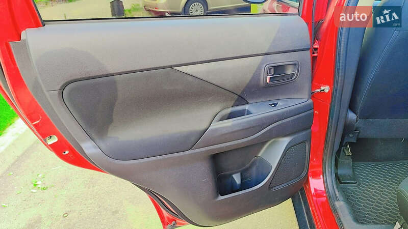 Внедорожник / Кроссовер Mitsubishi Outlander 2017 в Киеве