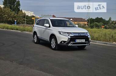 Позашляховик / Кросовер Mitsubishi Outlander 2021 в Києві