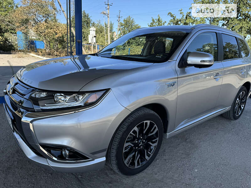 Внедорожник / Кроссовер Mitsubishi Outlander 2017 в Кропивницком