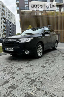 Внедорожник / Кроссовер Mitsubishi Outlander 2014 в 