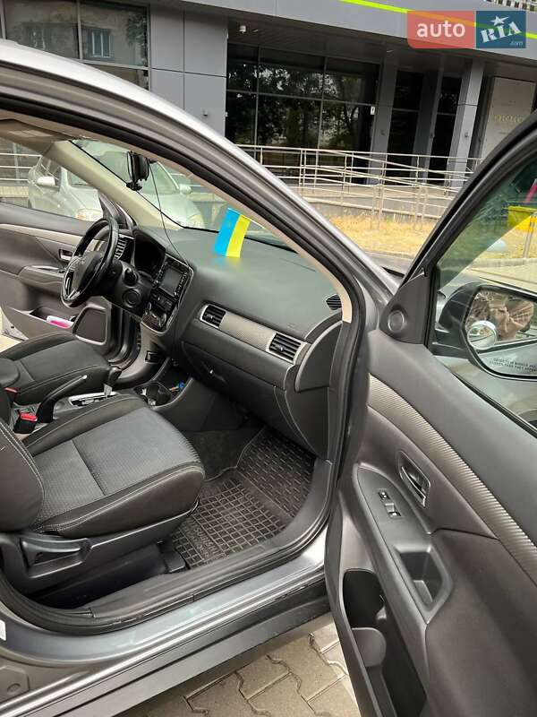 Внедорожник / Кроссовер Mitsubishi Outlander 2015 в Львове