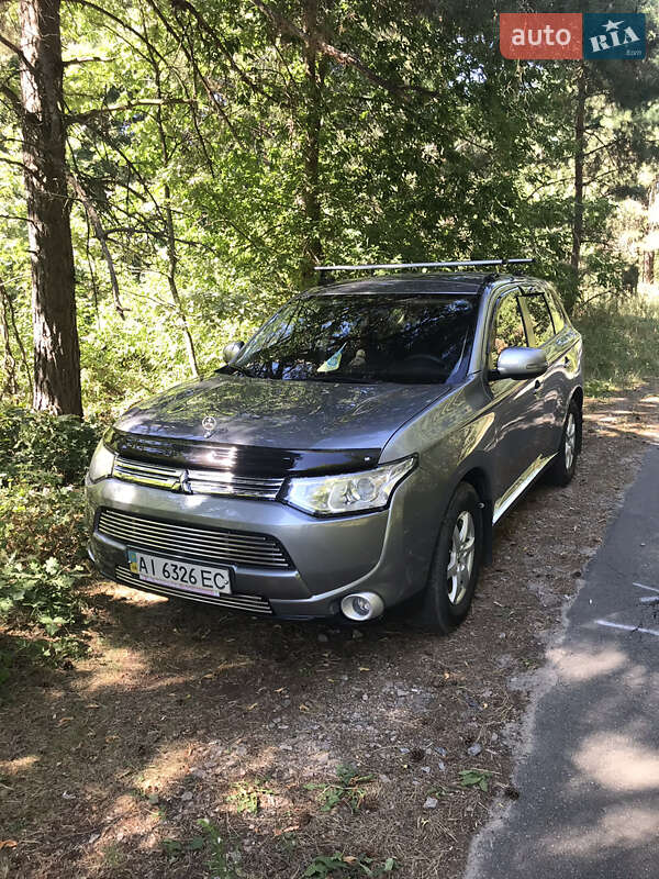 Позашляховик / Кросовер Mitsubishi Outlander 2013 в Києві