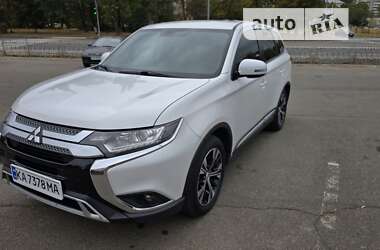 Позашляховик / Кросовер Mitsubishi Outlander 2018 в Києві