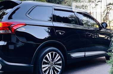 Внедорожник / Кроссовер Mitsubishi Outlander 2019 в Киеве