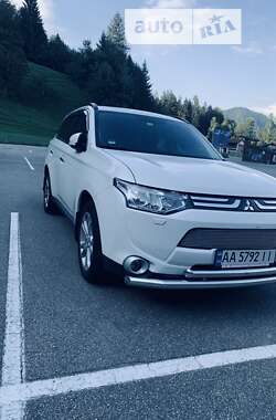 Позашляховик / Кросовер Mitsubishi Outlander 2013 в Києві